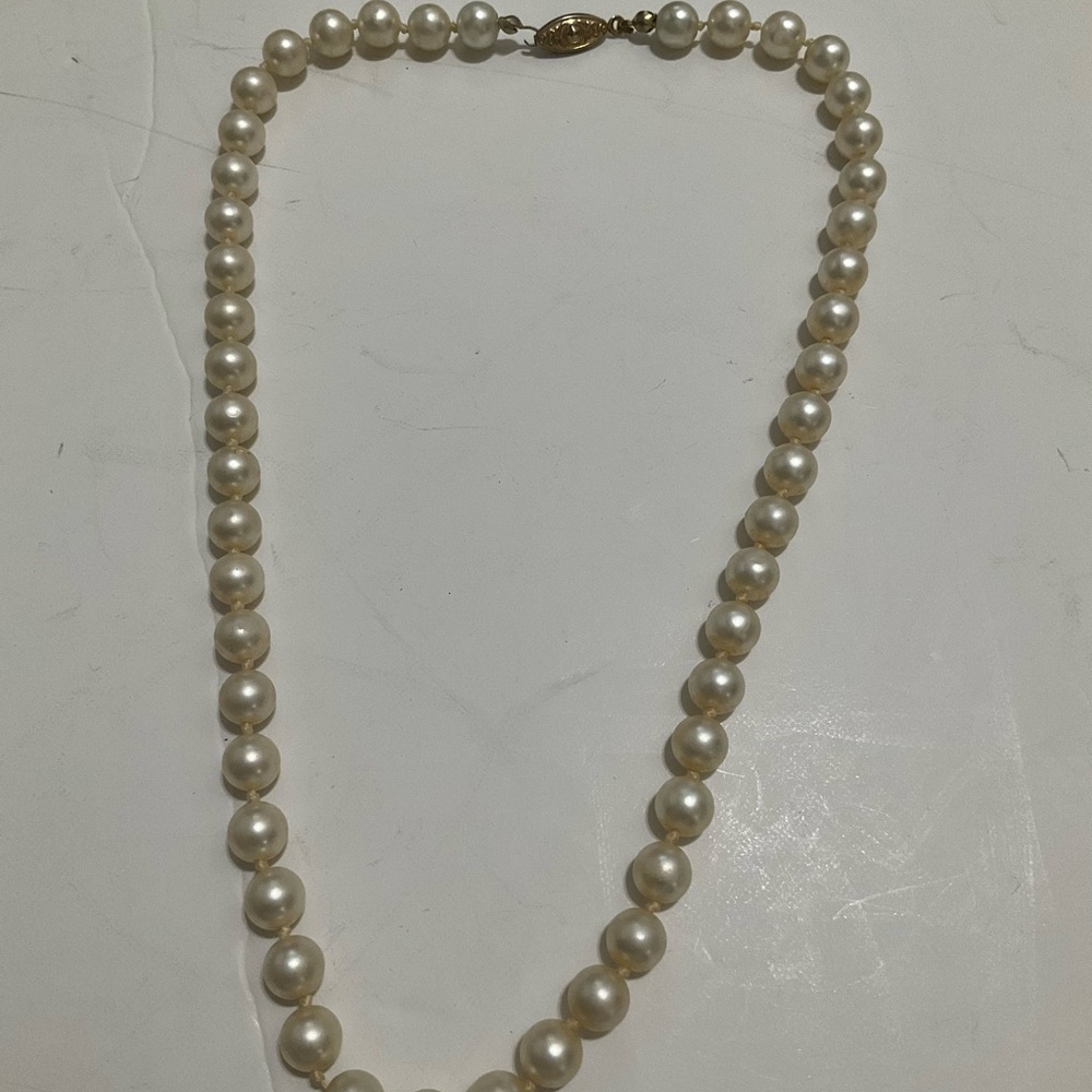 Elegant Cream Pearl Necklace with Gold-Tone Clasp